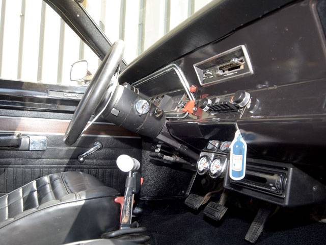 0707_mopp_03_z-1971_plymouth_duster-steering_wheel.jpg
