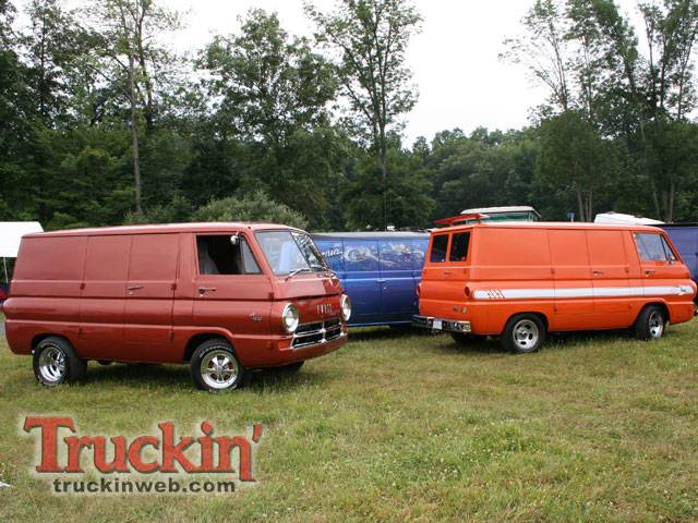 0908trweb_17_z+2009_van_nationals_show+dodge_a100s.jpg