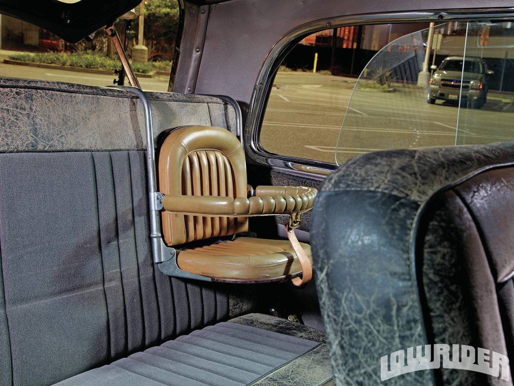 1952-chevrolet-suburban-vintage-baby-car-seat.jpg