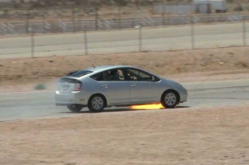 2004-toyota-prius-engine-fire-roadkill-jpg.jpg