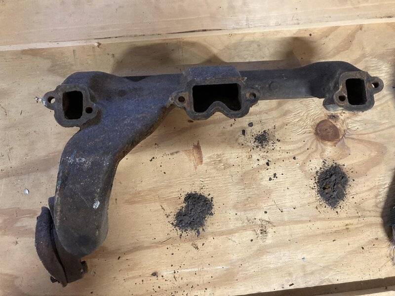 SOLD] - Exhaust Manifolds 2465847 3830905 3462046 | For A Bodies 