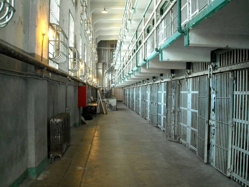 Alcatraz_-_Inside_the_Main_Cellhouse_(4409974876).jpg