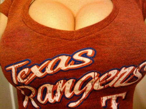 baseball-girls-texas-rangers-tits.jpeg