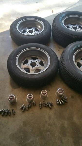 Center Caps with Lug Nuts.jpg