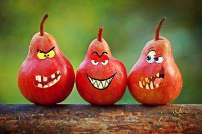 evil_pears_mean_bad_gmo_fruit_food_produce_420x280.jpg