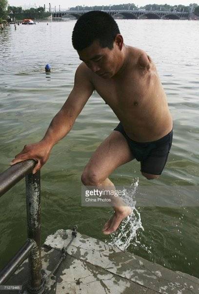 liu-xiaogang-who-only-has-one-arm-and-one-leg-jumps-out-of-the-water-picture-id71279465.jpg