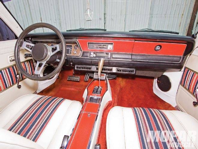 mopp_1011_02_o+1975_dodge_dart_sport_hang_10+interior_dash.jpg