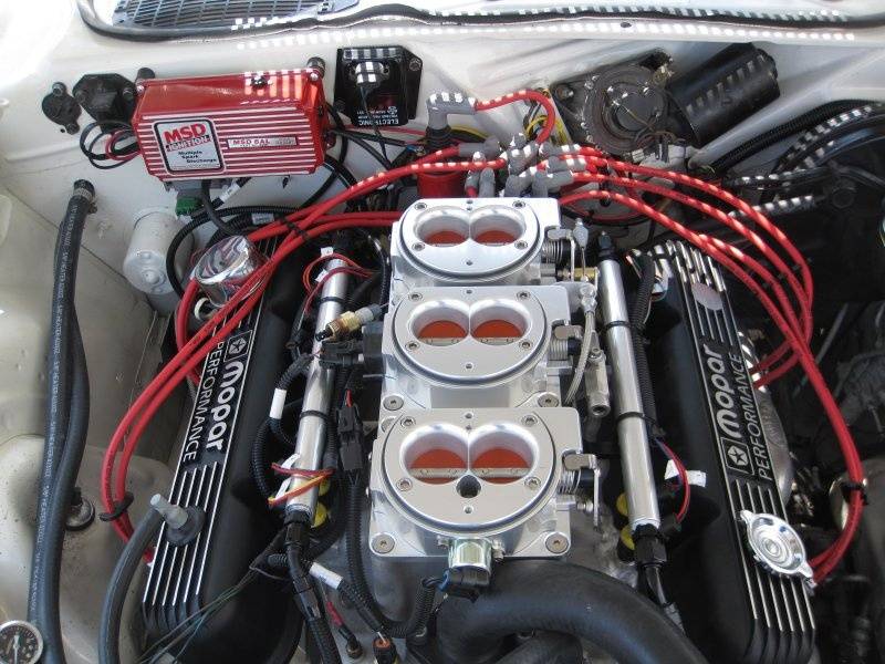 Мотор Додж Челленджер. Мопар 360. Six Pack Charger v8. Магнум Челленджер подкапотка.