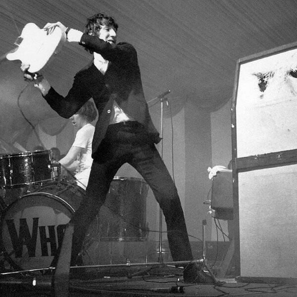 pete-townshend-smashing-guitar-7.jpg