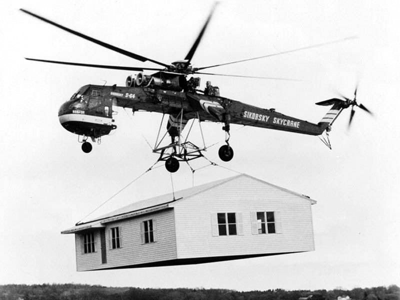 Sikorsky_Skycrane_carrying_house_bw.jpg