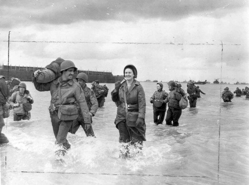US_Army_Nurses_wade_ashore_Omaha_Beach_12_June_1944.jpg