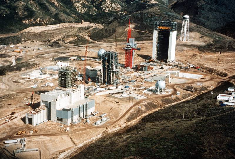 Vandenberg_AFB_SLC-6_under_construction_in_November_1982_-_DF-ST-83-08606.jpg