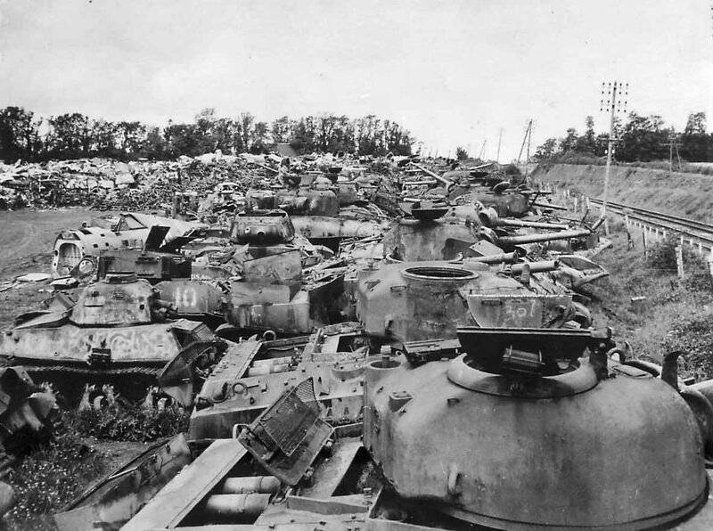 Wreckage_of_American_and_German_Tanks_off_D-Days_Utah_Beach_Normandy_June_1945.jpg