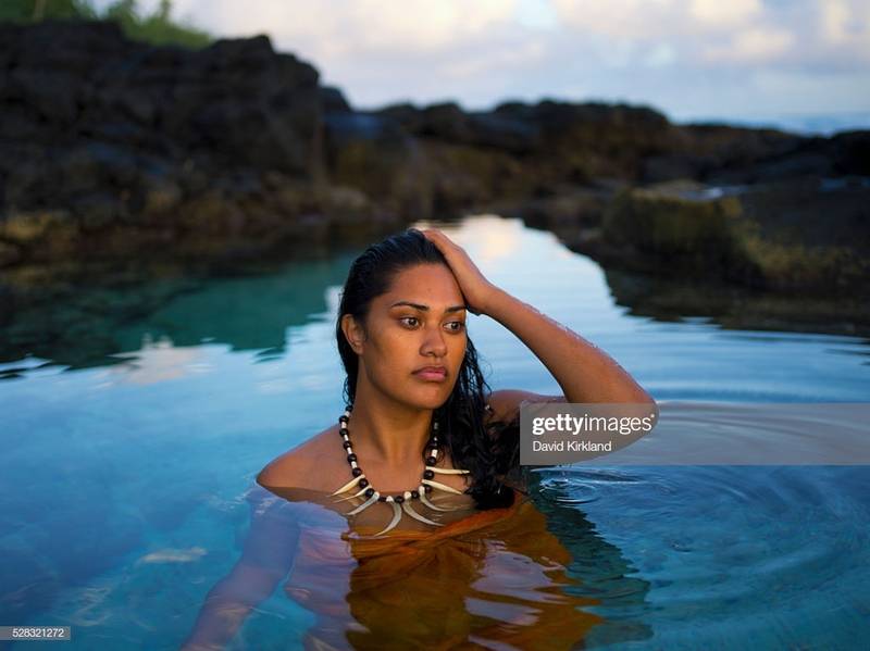 young-samoan-woman-bathing-samoa-picture-id528321272.jpg